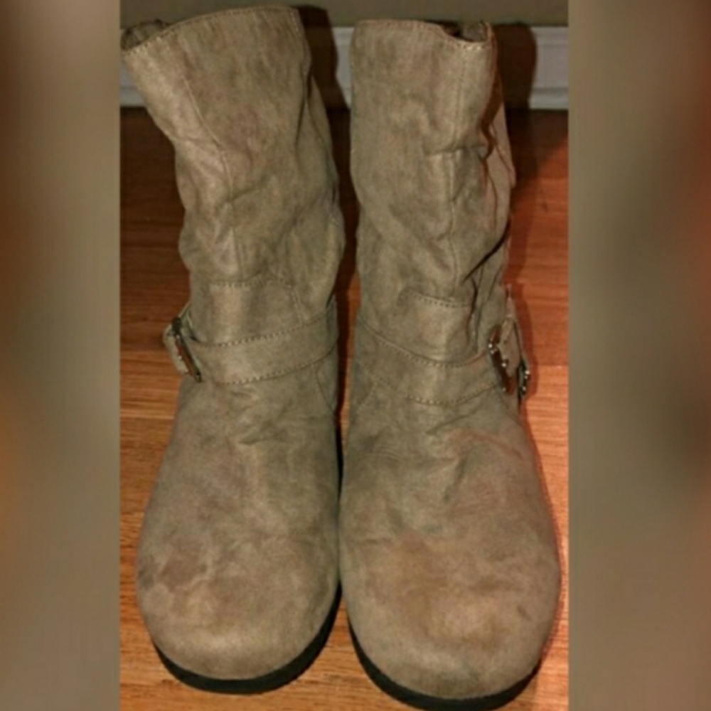 BOOTS - Picture 4 of 7